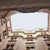 Il cortile, di forma geometrica, si comporta come una cassa acustica e qui si pu� parlare a voce normale, sicuri di poter essere sentiti da chiunque. Si pensa per� che questo effetto sia stato casuale e non cercato nella progettazione